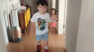 Uraz Alp paten surmeyi ogreniyor