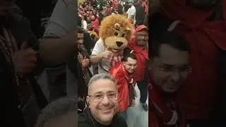 الاحتفال مع عمال الملعب له طعم خاص...والجماهير رفضت مغادرة الملعب دون توقيع خاص منها
