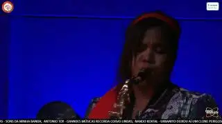 Un groupe musical angolais avec Teddy interprètent 
