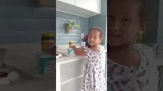 Fazendo bolo de chocolate com a Milena