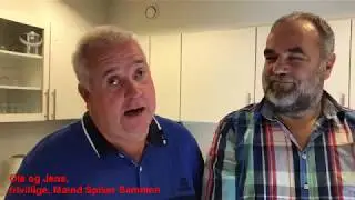M&aelig;nd spiser sammen