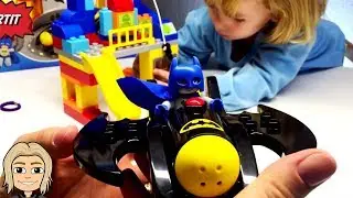Gertit Fights Bad Guys with Batman Motor Toy Unboxing in Surprise Eggs