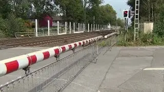 Bahnübergang Plutostraße - Schranken und Züge bei Lärmsanierung