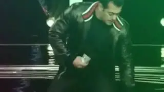 When Salman Khan started collecting money from floor / Showing respect to money