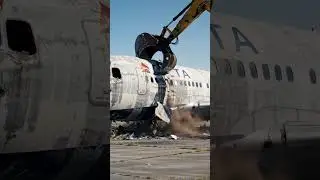 💔🙏🏻 End of an Era: Delta&rsquo;s forgotten bird meets the jaws of the machine. #delta #airlines