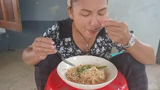 Boiling instant noodles is already delicious.