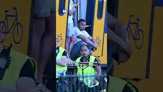 Reizigers zitten vast in de trein na een explosie.