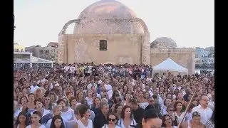 Οι Χανιώτες «είμαστε 1013» τραγουδούν Μίκη Θεοδωράκη στο ενετικό λιμάνι των Χανίων
