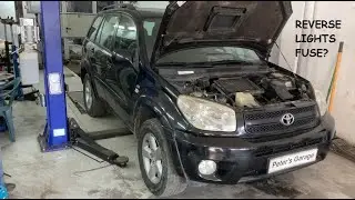 Расположение предохранителя и реле фонарей заднего хода Toyota RAV4, замена XA20