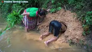 Survival Skills: Primitive Skills Unique Dig Deep Mud Hole to Build Fish Trap Big Hole for Survival