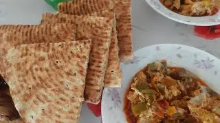 خبز فطير الصحي و الخفيف مع تشكشوكة الباذنجال الصيفية...khobz ftir kessra techkchoka aux aubergines