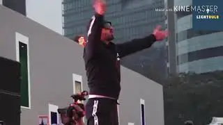 Ranveer Singh jumps in to the crowd--Gully boy