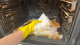 Очистите духовку водой с лимоном. Просто и эффективно.