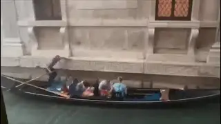 Venezia, la gondola finisce contro un palazzo per il forte vento