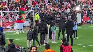 GOONER BABIES VS GUNNERSAURUS ON PENS | half time show at sold out game