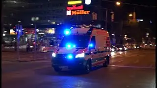 (Lichtermeer) Rettungswagen der Berufsrettung in der Nacht