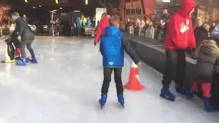 Eine Runde auf der Eisbahn Zollverein in Essen/ice skating at Zeche Zollverein in Essen-Germany