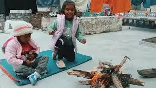 Bacche tang rahe hain#