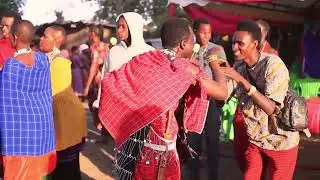 Daudi mwana wa Lekshon amsimamisha Mgeni Rasmi kwenye sherehe ya uzinduzi