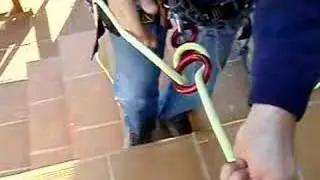 Como pasar la cuerda por descensor ocho