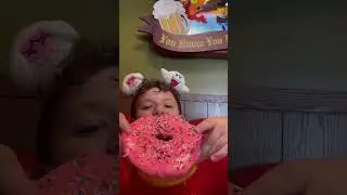 Trying the big pink lard lad donut in universal studios. #universalstudios #donuts