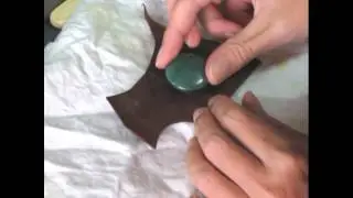 Engarzar una piedra con cuero.