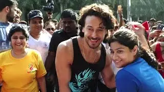 Tiger Shroff FANS Go CRAZY After Seeing Him Walk On Mumbai Roads