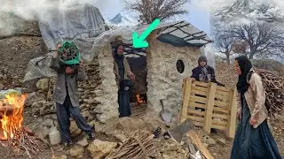 Homeless life in a cold mountain hut 🗻 Collecting firewood and water for survival🪵🔥