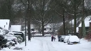 Postbezorger met fiets in de sneeuw 