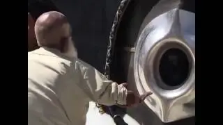 شاب يحمل والده ليقبل الحجر الاسعد بالكعبة المشرفة..