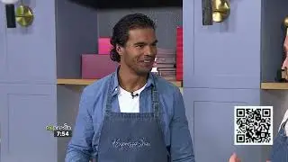 Салат из манго, моркови и капусты, подаваемый с жареной треской.