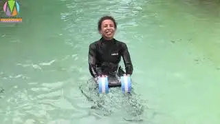Aqua Instructor Tip - Kicks and Jacks in a unique combination using 1 dumbbell 😍
