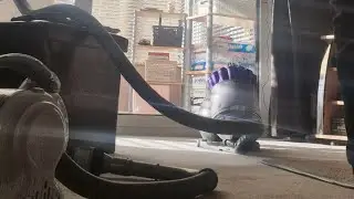 Dyson DC37 + Black & Decker Dustbuster Flexi - чистка ковров и лестниц
