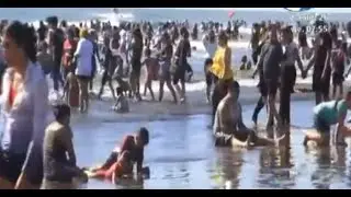 Familias nicarag&uuml;enses llenan playa de Pochomil para iniciar el 2026