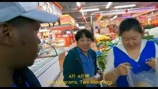 Hilarious Reaction After a Black Guy Speaks Fluent Chinese Shocks Everyone in a Local Market!