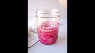 Красный лук, маринованный с лаймом &mdash; идеально подходит для тако 🔥
