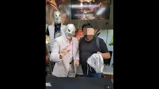 Firma de  autografos en la tienda del hijo del santo