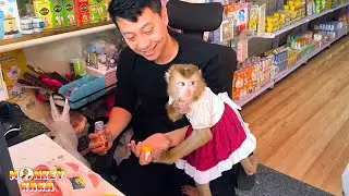 Monkey Kaka was very happy to receive candy from strangers.