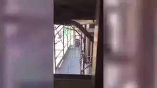 Napoli, imitano la voce di una donna e l'operaio va in confusione: lo scherzo diventa virale