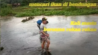  mencari ikan di bendungan kali mesin 