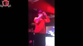 J-AX canta 