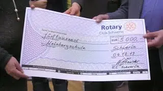 5000 Euro an Weinbergschule Schwerin &uuml;bergeben