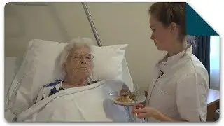 Het geven van eten en drinken aan een zorgvrager die dit niet zelf kan | Zorgverlening
