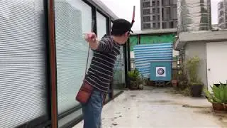 Manchu bow and Manchu thumb ring.說明我放箭的手勢