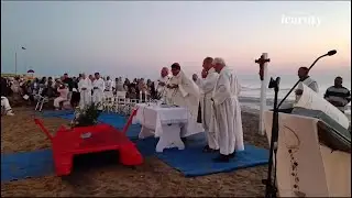 La Messa celebrata all'alba di ferragosto dal vescovo in spiaggia a Rimini