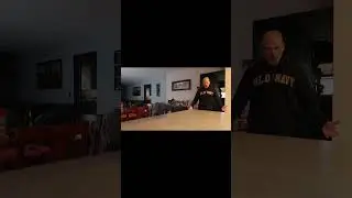 Утка снимает на камеру розыгрыш на кухне моих родителей