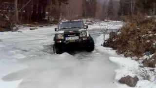 Suzuki Samurai offroad in frozen river/ Samurai pe gheata