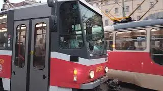 Odjezd tramvaje T6A5 z Malostransk&eacute;ho n&aacute;měst&iacute; (nostalgick&aacute; linka 23)