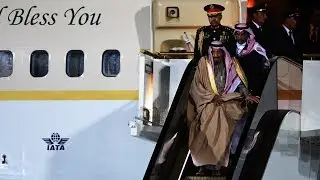 Saudi King stranded halfway through disembarking airplane after golden escalator breaks