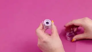 A mess free application with MOIRA Loose Control Pigments and Loose Control Glitter